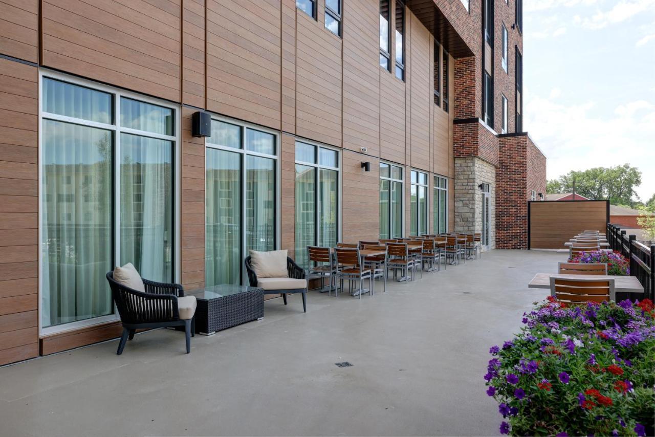 Courtyard By Marriott Iowa City University Heights Bagian luar foto
