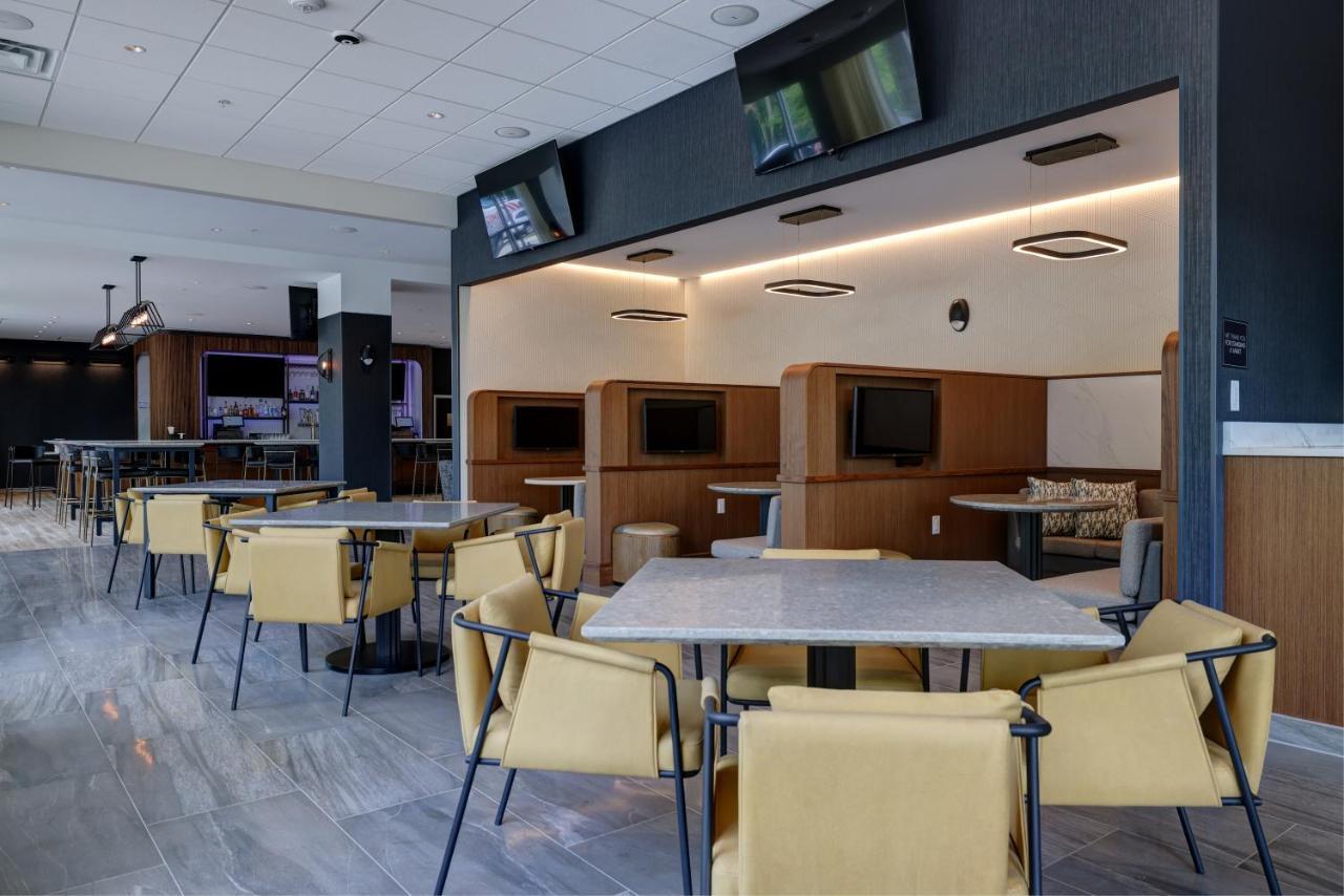 Courtyard By Marriott Iowa City University Heights Bagian luar foto