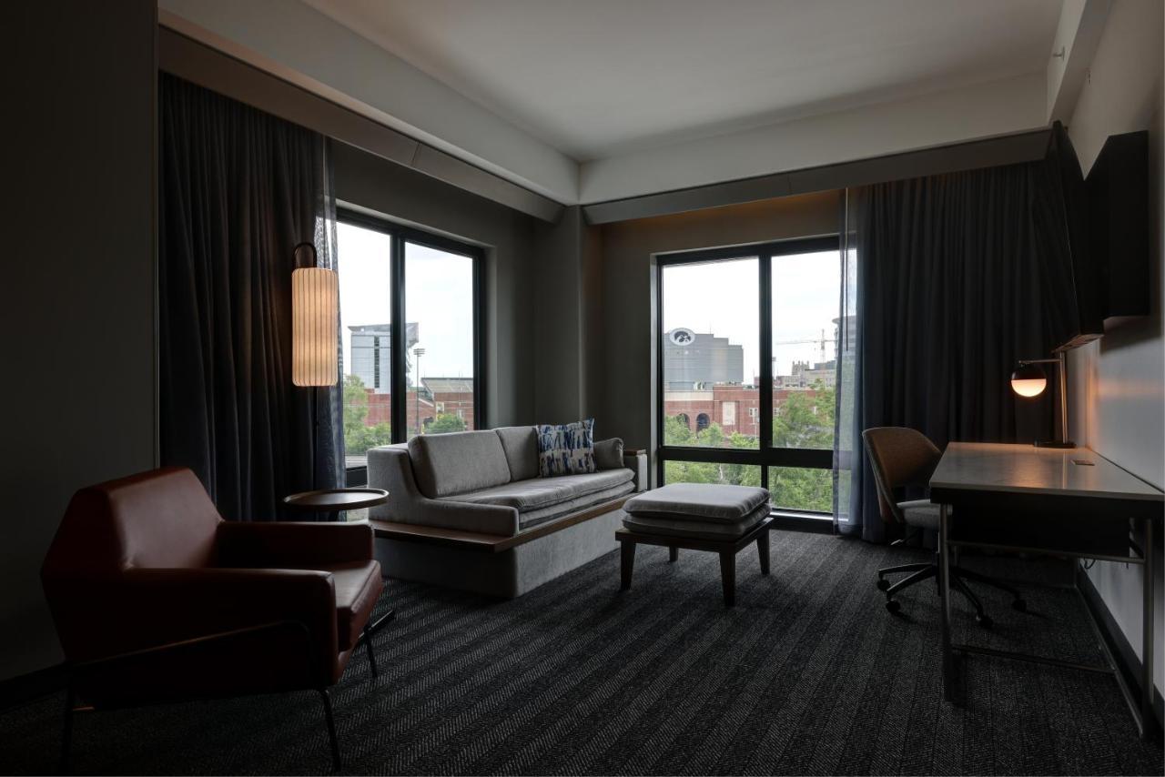 Courtyard By Marriott Iowa City University Heights Bagian luar foto