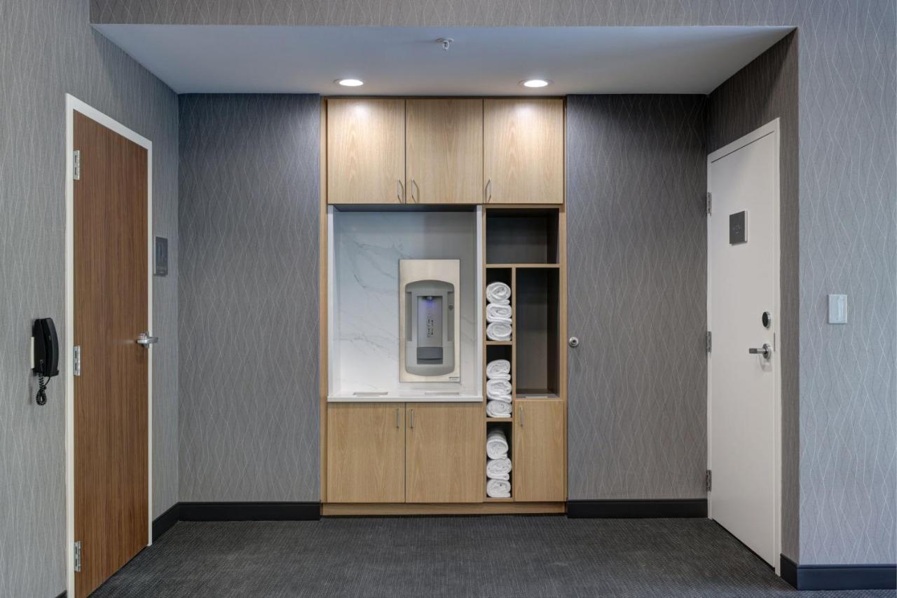 Courtyard By Marriott Iowa City University Heights Bagian luar foto