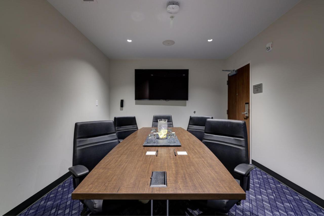 Courtyard By Marriott Iowa City University Heights Bagian luar foto