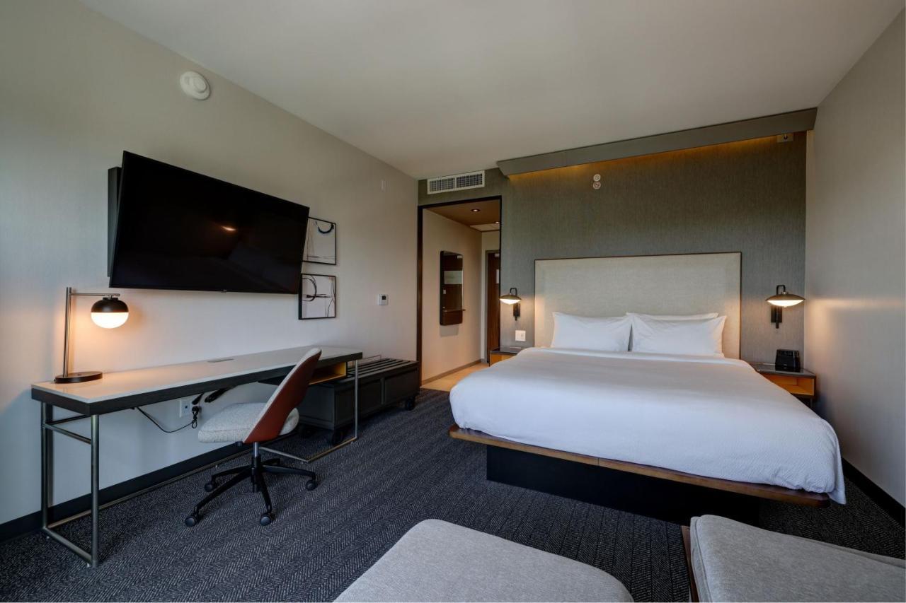 Courtyard By Marriott Iowa City University Heights Bagian luar foto