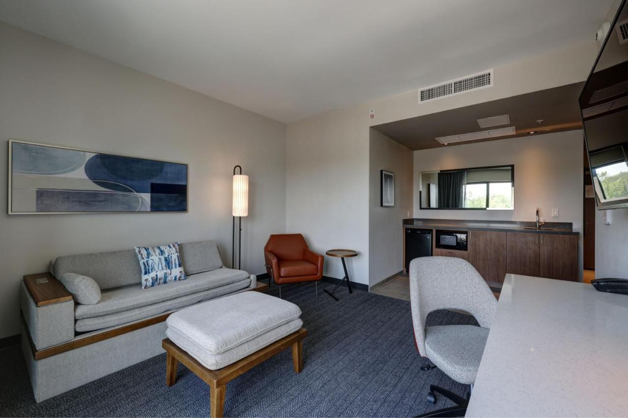 Courtyard By Marriott Iowa City University Heights Bagian luar foto