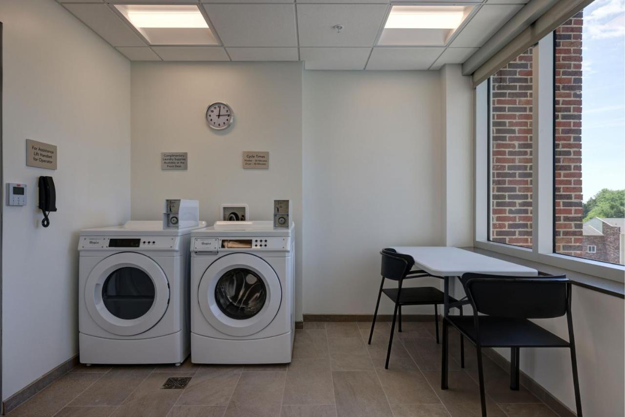 Courtyard By Marriott Iowa City University Heights Bagian luar foto