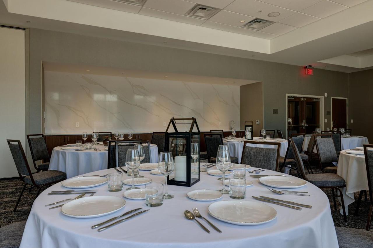 Courtyard By Marriott Iowa City University Heights Bagian luar foto