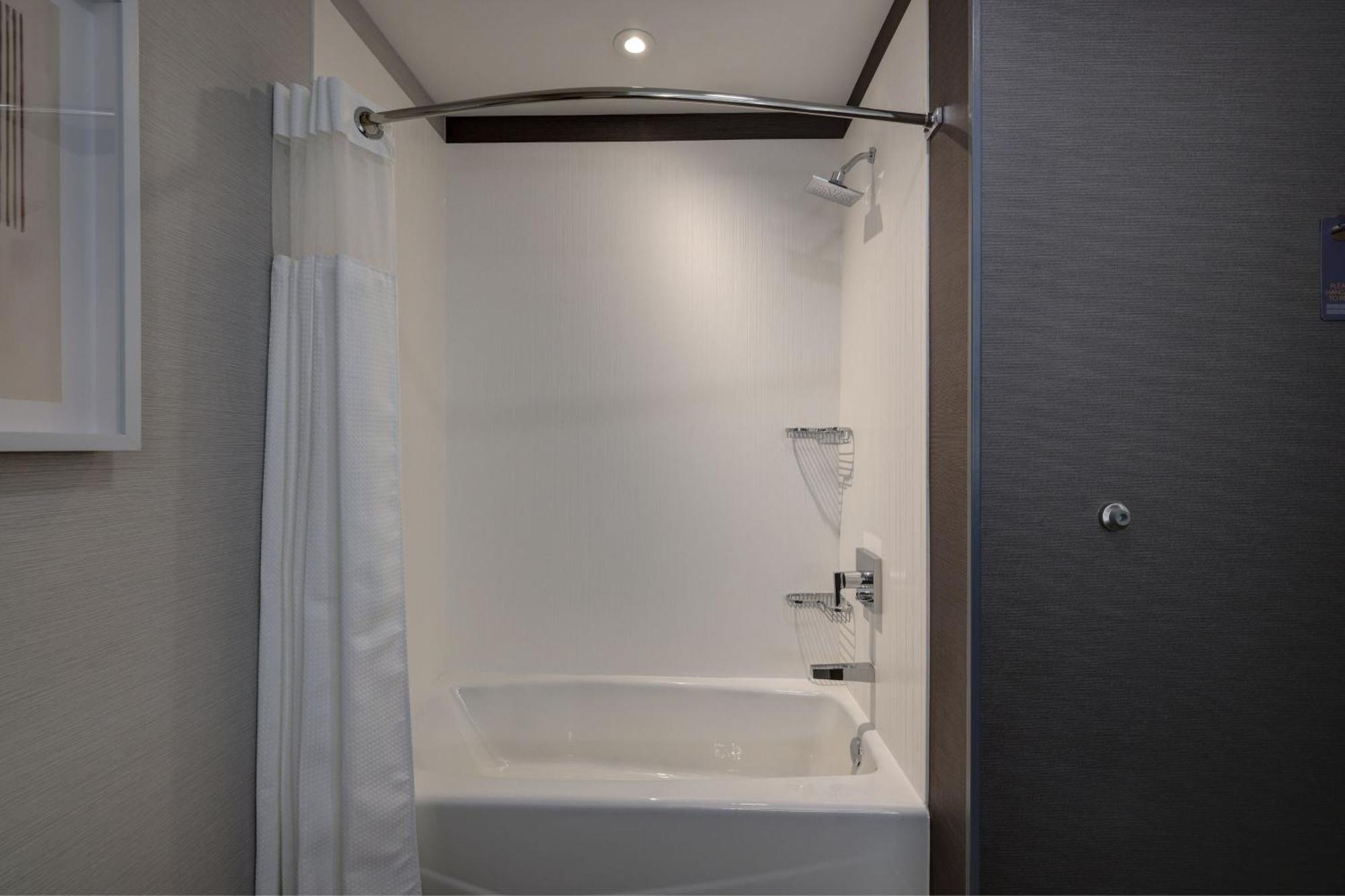 Courtyard By Marriott Iowa City University Heights Bagian luar foto